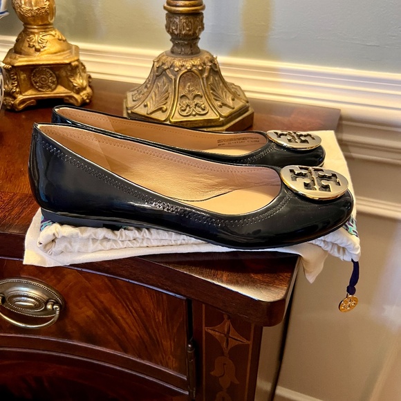 EEUC Tory Burch Navy Patent Leather Reva Ballet Flats Shoes Gold Logo Size 9 M - Picture 2 of 8
